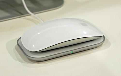 これ便利 置くだけでmagic Mouseを充電できるよ Apple Products Fan